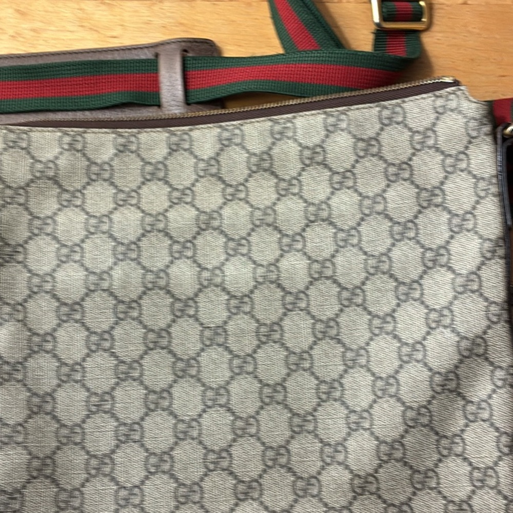 Ladies Gucci Tiger Sticker Crossbody Bag - Picture 3 of 10
